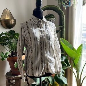 Vintage White Stag Women’s blouse with embroidered flowers and lace